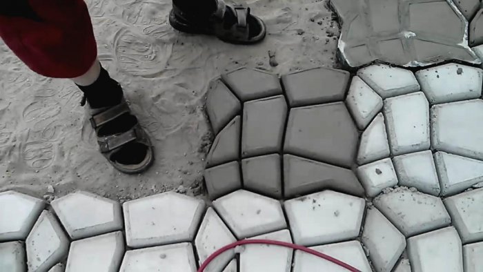 Мощение террасы самодельной бетонной плиткой своими руками
