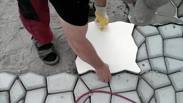 Мощение террасы самодельной бетонной плиткой своими руками