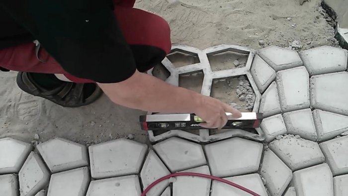 Мощение террасы самодельной бетонной плиткой своими руками