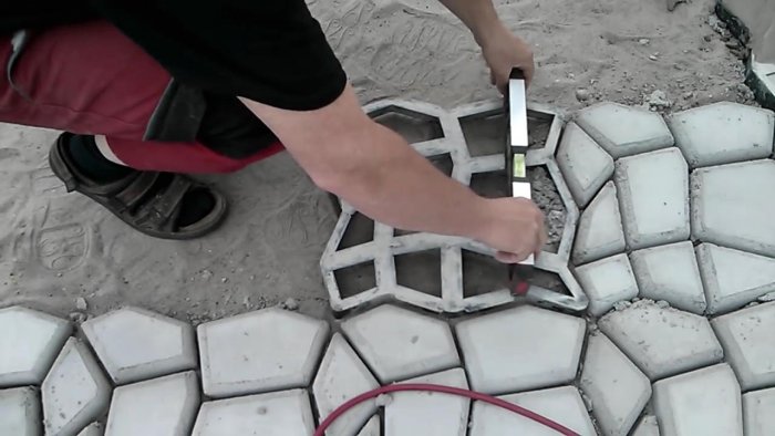 Мощение террасы самодельной бетонной плиткой своими руками