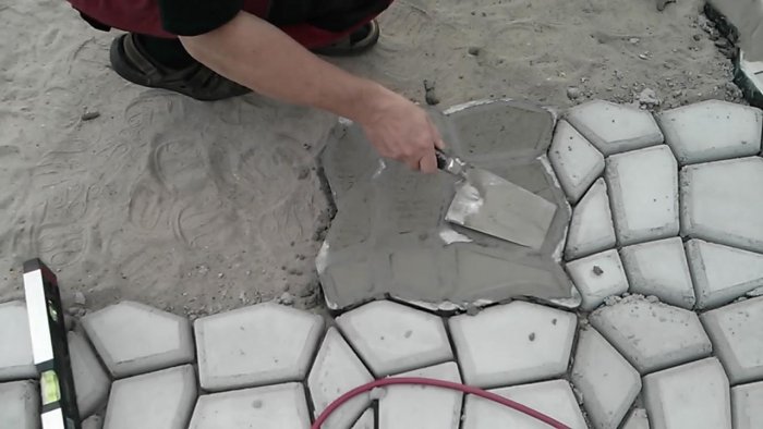 Мощение террасы самодельной бетонной плиткой своими руками