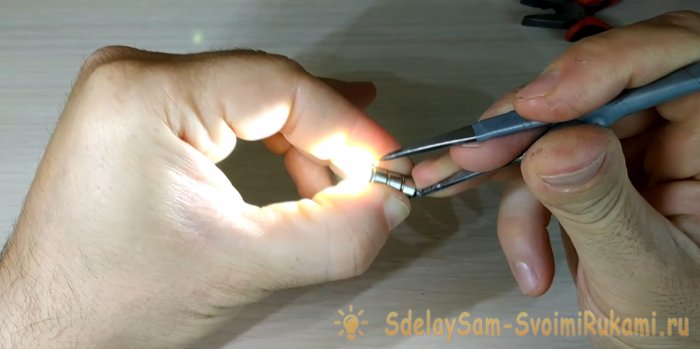 Мини фонарик брелок своими руками