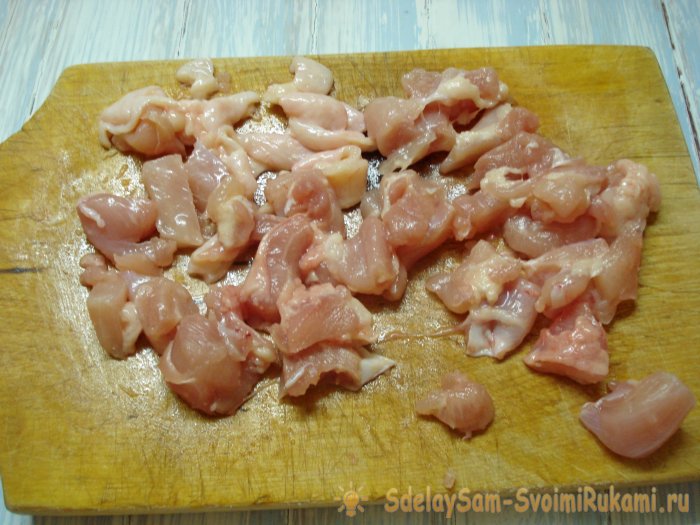 Домашняя колбаса из куриных бедер и свиного фарша