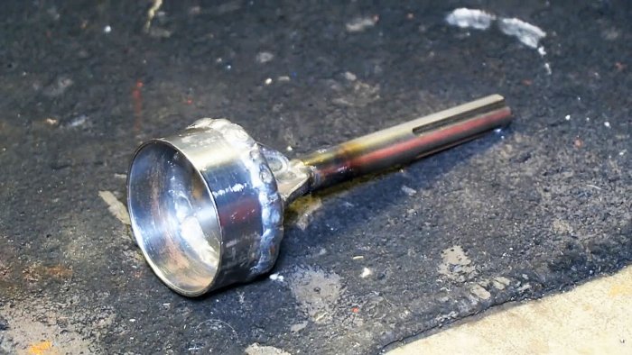 Забивает деревянные колья перфоратором