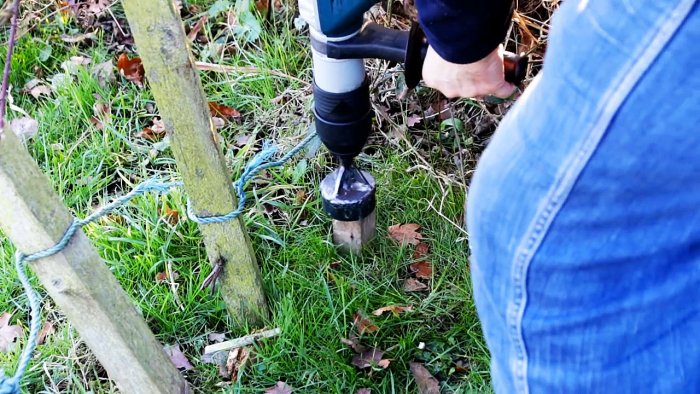 Забивает деревянные колья перфоратором