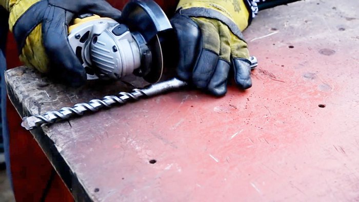 Забивает деревянные колья перфоратором