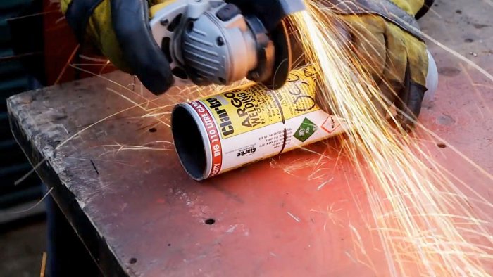 Забивает деревянные колья перфоратором