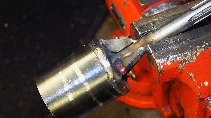 Забивает деревянные колья перфоратором