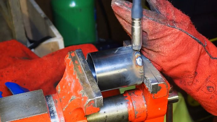 Забивает деревянные колья перфоратором