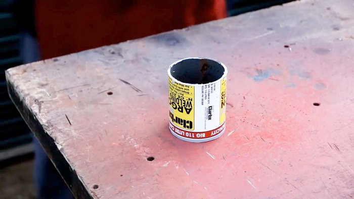 Забивает деревянные колья перфоратором