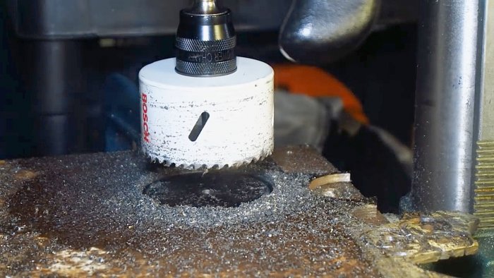 Забивает деревянные колья перфоратором