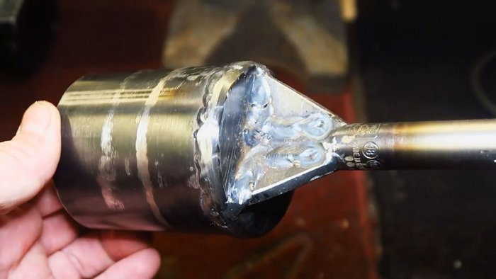 Забивает деревянные колья перфоратором