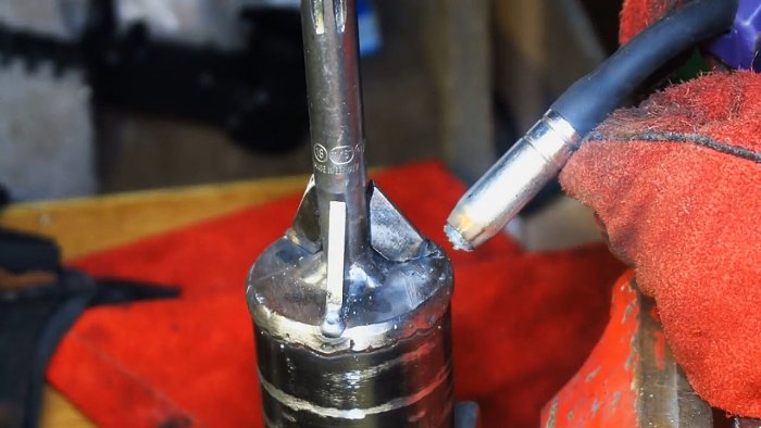 Забивает деревянные колья перфоратором