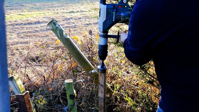Забивает деревянные колья перфоратором