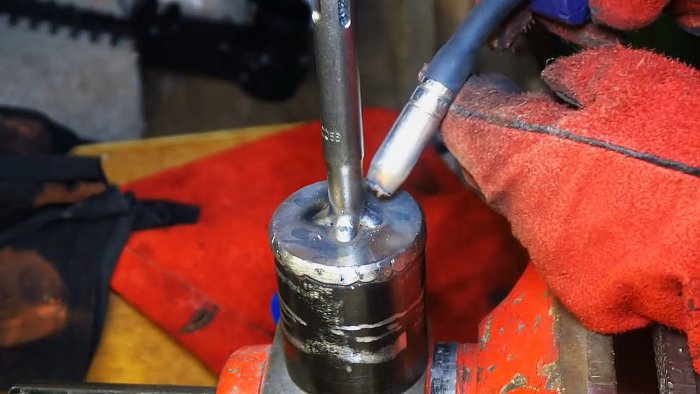 Забивает деревянные колья перфоратором