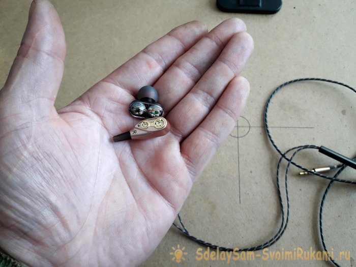 Собираем одни наушники из двух