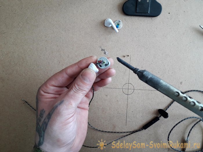 Собираем одни наушники из двух