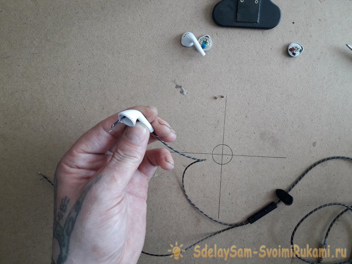 Собираем одни наушники из двух