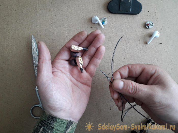 Собираем одни наушники из двух