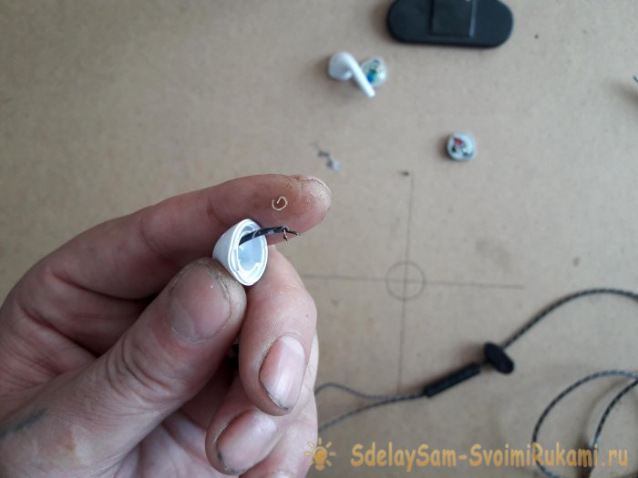 Собираем одни наушники из двух