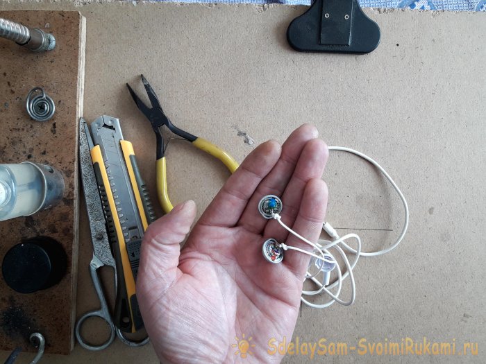 Собираем одни наушники из двух