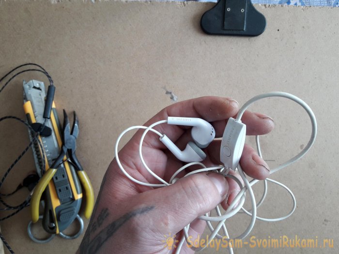 Собираем одни наушники из двух