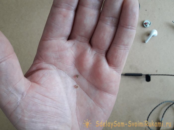 Собираем одни наушники из двух