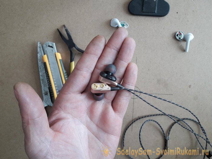 Собираем одни наушники из двух