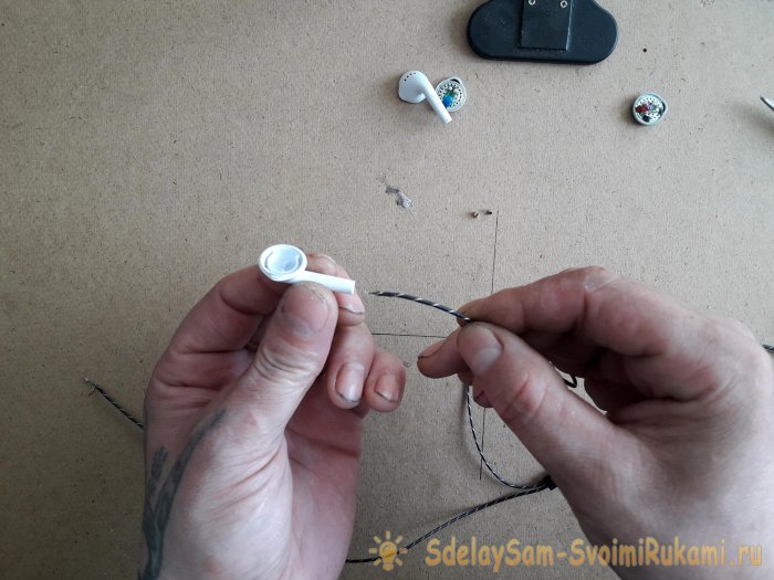 Собираем одни наушники из двух