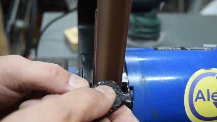 Как очистить наждачную бумагу