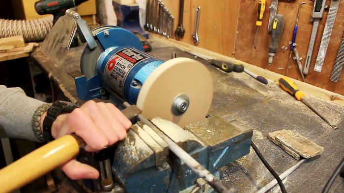 Используем деревянный диск для быстрой наточки ножей