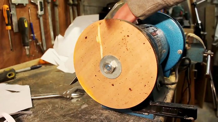 Используем деревянный диск для быстрой наточки ножей