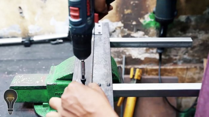 Как сделать листогиб из уголка и дверных петель