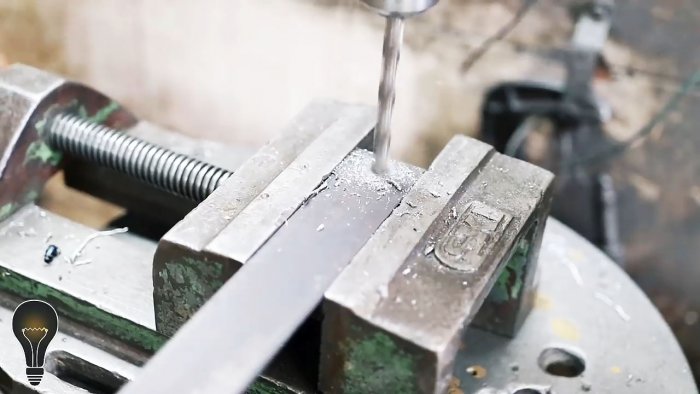 Как сделать листогиб из уголка и дверных петель