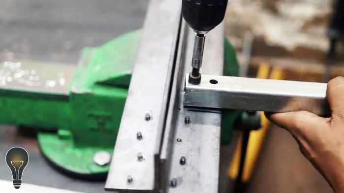 Как сделать листогиб из уголка и дверных петель