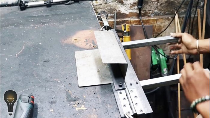 Как сделать листогиб из уголка и дверных петель