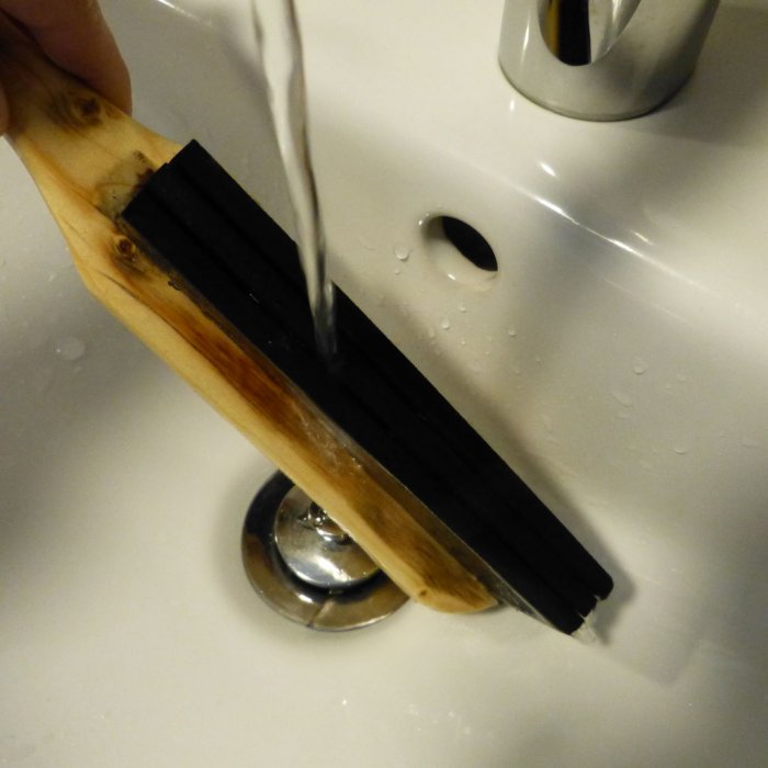 Самодельная щетка из вторсырья к которой не липнет мусор