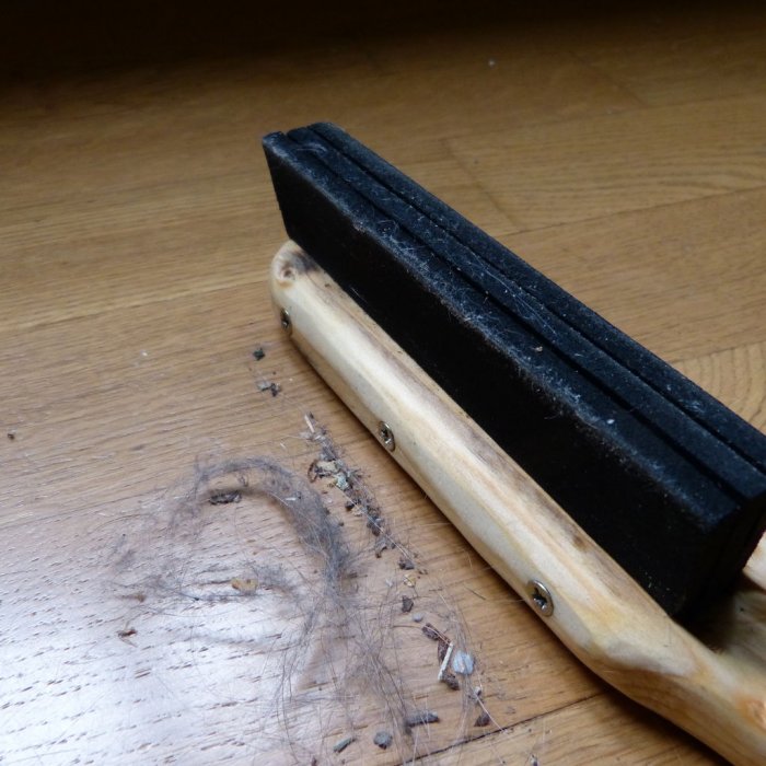 Самодельная щетка из вторсырья к которой не липнет мусор