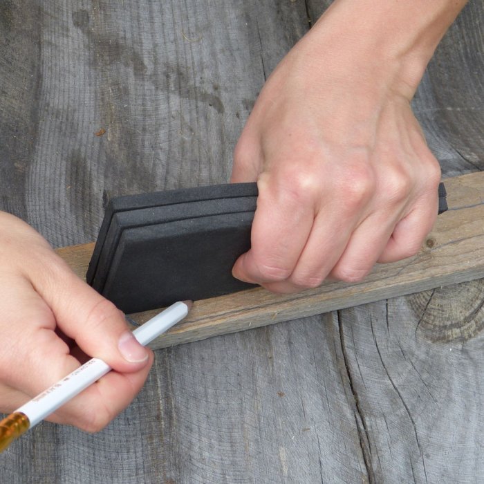 Самодельная щетка из вторсырья к которой не липнет мусор