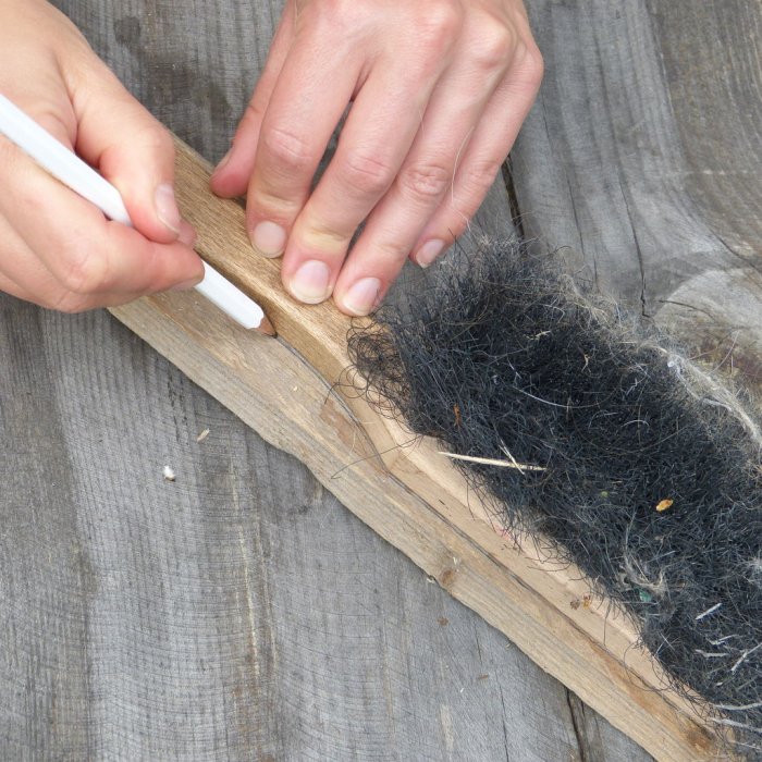 Самодельная щетка из вторсырья к которой не липнет мусор