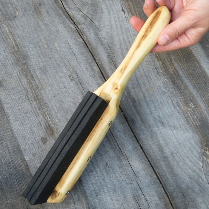 Самодельная щетка из вторсырья к которой не липнет мусор