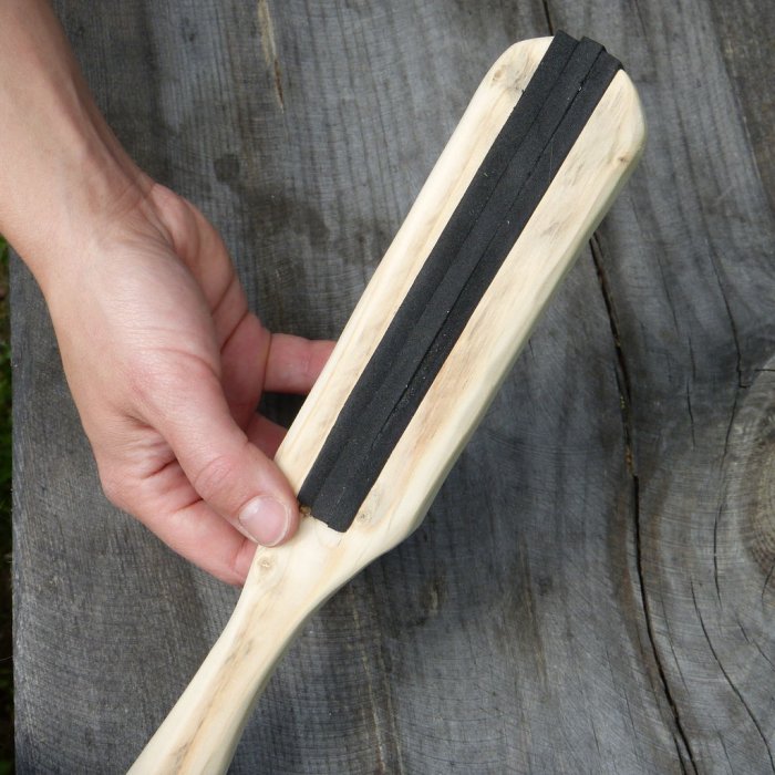 Самодельная щетка из вторсырья к которой не липнет мусор