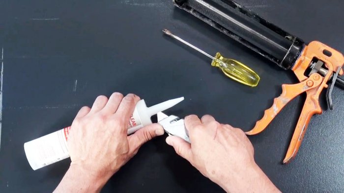 Как удалить засохшую пробку из насадки тюбика и использовать повторно насадку