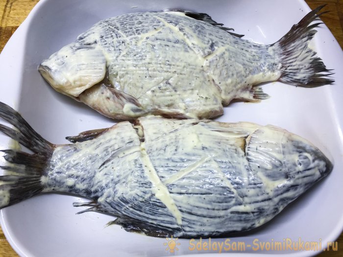 Карась запеченный целиком в духовке