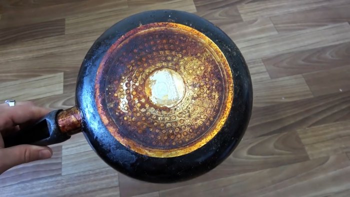 Удаляем многолетний нагар со сковороды