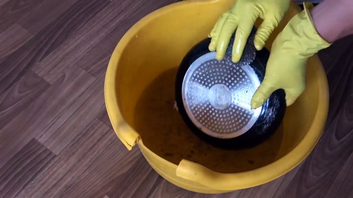 Удаляем многолетний нагар со сковороды