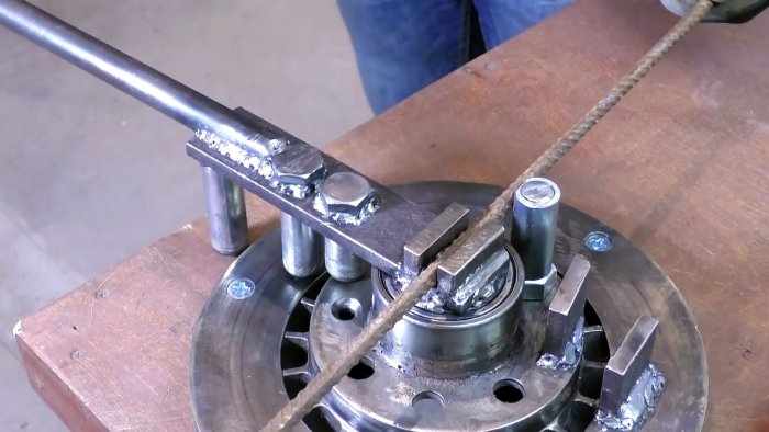 Многофункциональное приспособление для гибки