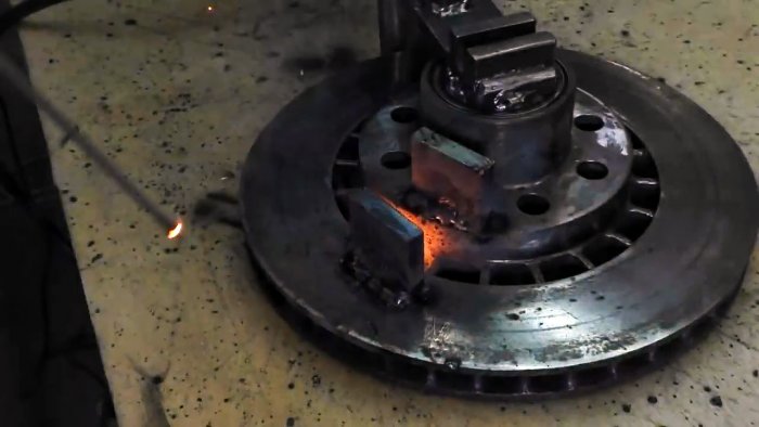 Многофункциональное приспособление для гибки