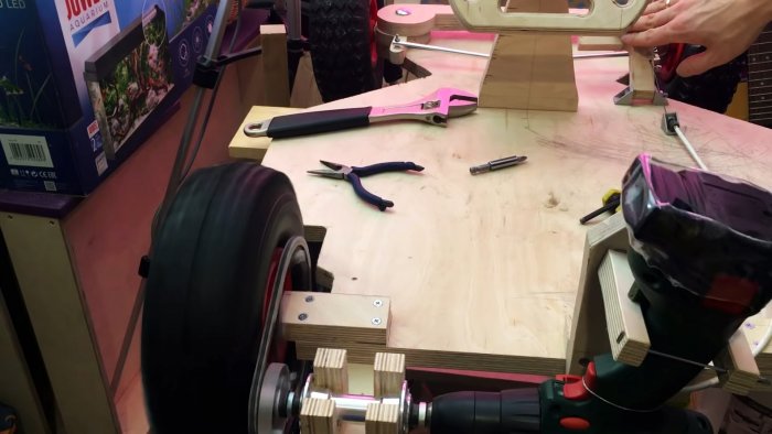 Как сделать детский электромобиль из фанеры и шуруповерта