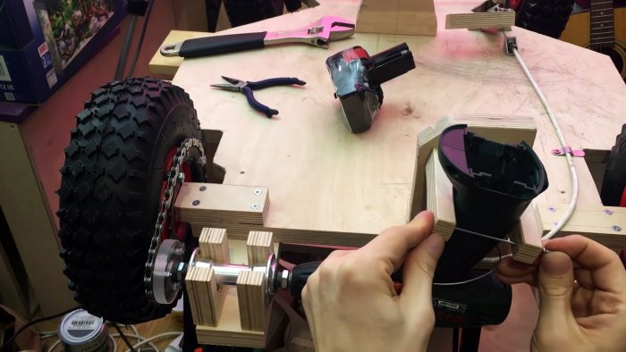 Как сделать детский электромобиль из фанеры и шуруповерта